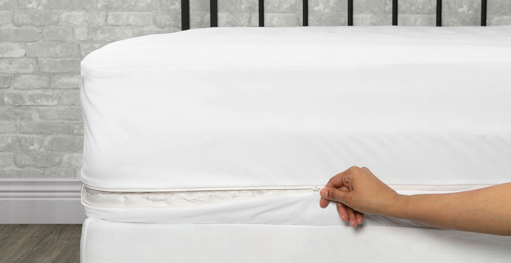 Installation d'une housse de protection étanche sur matelas pour prévenir les réinfestations de punaises de lit